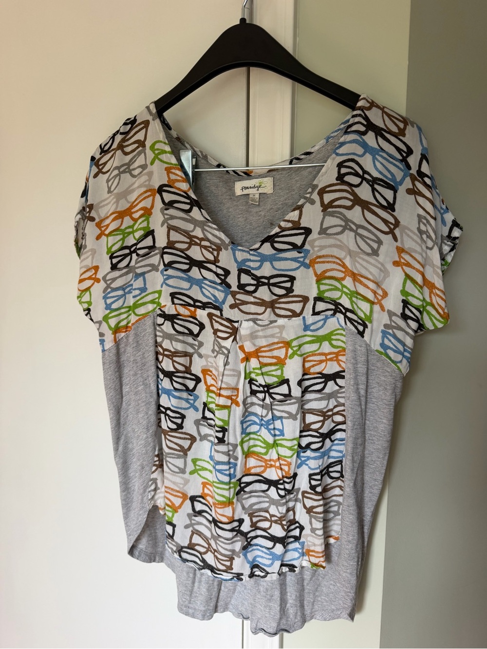 Porridge Gray V-Neck Short Sleeve Tee with Multicolor Glasses Print